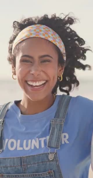 コミュニティサービス クリーニングのためのビーチで女性 ボランティア アースデイプロジェクト チャリティー 廃棄物管理 気候変動としての黒人 活動家 — ストック動画