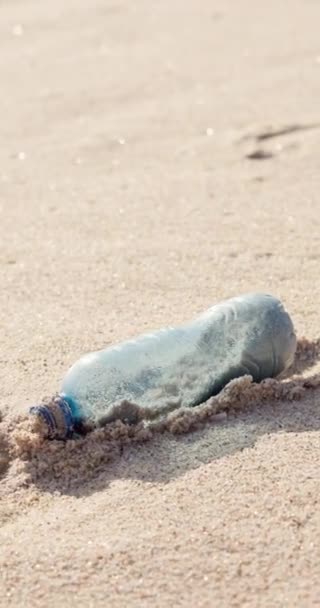 Пластиковые Бутылки Грязь Пляжный Песок Загрязнения Экологический Кризис День Земли — стоковое видео