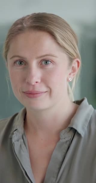Glad Kontor Och Ansikte Affärskvinna Med Självförtroende För Karriär Jobb — Stockvideo