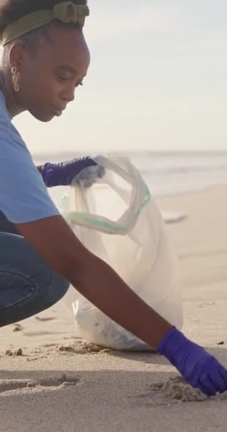 Önkéntes Strand Szemét Tisztítása Műanyagkezelésre Globális Felmelegedésre Vagy Közmunkára Fekete — Stock videók