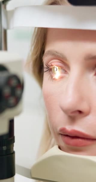 レーザー眼科 または私のユートピア協議 角膜または処方箋のための眼科検査 網膜または点検のための女性の人 機械および健康保険 — ストック動画
