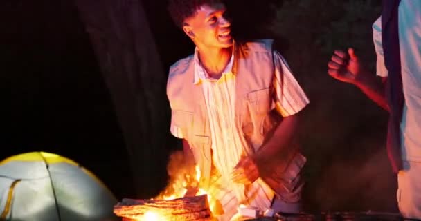 Nuit Feu Camp Les Mains Amis Flamme Pour Poing Bosse — Video