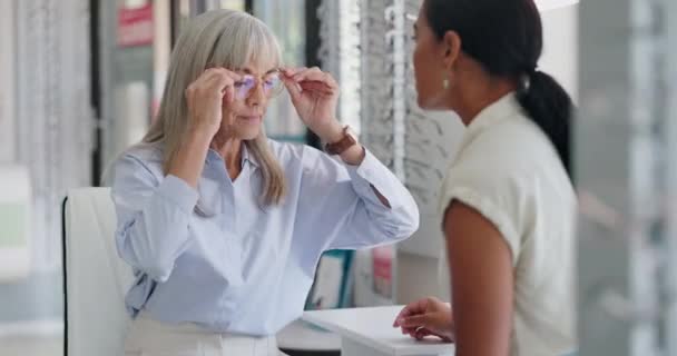 Læge Patient Hjælp Til Briller Butikken Med Valg Støtte Mulighed – Stock-video