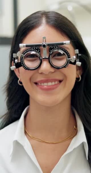 Optometria Exame Ocular Rosto Mulher Com Óculos Para Moldura Experimental — Vídeo de Stock