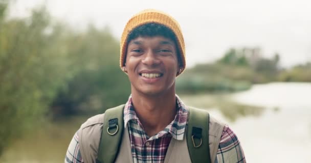 Чоловік Обличчя Кемпінг Біля Озера Екологічними Подорожами Святкові Зимові Пригоди — стокове відео