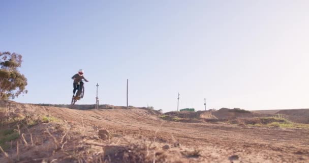 Moto Salto Persona Nello Sport Fuoristrada Nel Deserto Sabbia Con — Video Stock