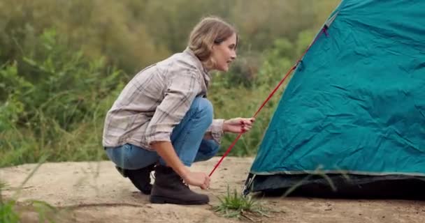 Kobieta Kemping Kemping Namiotem Świeżym Powietrzu Przyroda Przetrwanie Lub Przygoda — Wideo stockowe