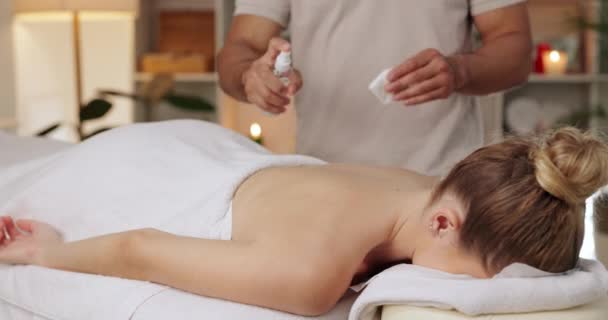 Kadın Sırt Masajı Akupunktur Basınç Noktaları Ağrı Kesici Tedavisi Için — Stok video