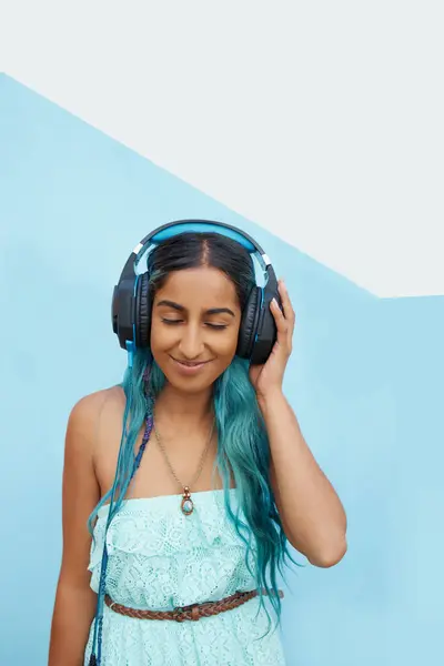 Woman Happy Headphones Music Podcast Streaming College University Tertiary Education — Stock Photo, Image