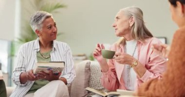 Kitap kulübünde sohbet, inceleme ya da oturma odasında perspektif için tartışma, hobi ve arkadaş grubu. Konuşma, edebiyat ve evde hikaye, öğrenme ve bilgiyle kahve içen yaşlı kadınlar.