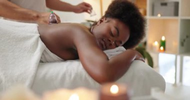 Kadın, kupa terapisi ve sırt ağrısı tedavisi ya da kan akışı için rahatlama, drenaj ya da iltihap. Siyah kişi, masaj terapisti ve tirajlı eller, basınç noktaları veya kişisel bakım.