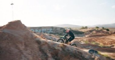 Zıplama, motosiklet ve havada ya da dışarıda kum üzerinde egzersiz yapan insanlar. Gökyüzü, risk ya da korkusuz sürücü off-road yarışı, tepe ya da hile için motosikletle uçuyor..