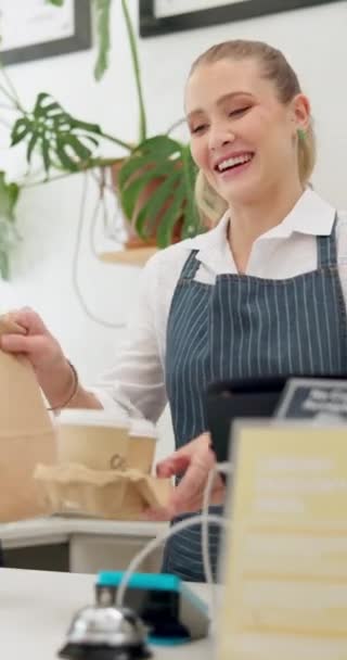 Kawiarnia Dawanie Dziewczyna Napojem Jedzeniem Dla Klienta Zamówienie Jedzenie Wynos — Wideo stockowe