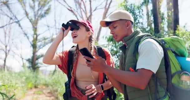 Para Lornetka Turystyka Telefonem Naturze Zbadania Świeżym Powietrzu Wyprawy Razem — Wideo stockowe