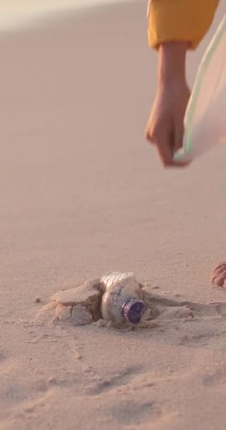 Toprak Temizliği Için Gönüllü Plastik Şişe Plaj Atık Yönetimi Için — Stok video