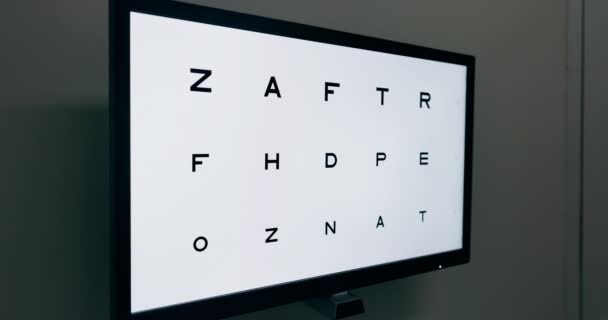 Optometrikus Teszt Látás Betűk Szemészeti Vizsgálat Képernyő Falon Értékelése Irodában — Stock videók