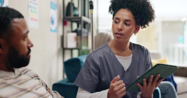 Clínica Tablet Homem Enfermeiro Consultor Para Perguntas Ajuda Guia Terapia — Vídeo de Stock