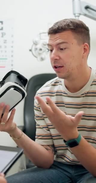 処方レンズ 緑内障診断または眼科のためのオプトメトリックの相談でVal 眼鏡または男性 3Dスマートゴーグルまたはビジョン修正 仮想現実デバイスのための未来的な技術 — ストック動画