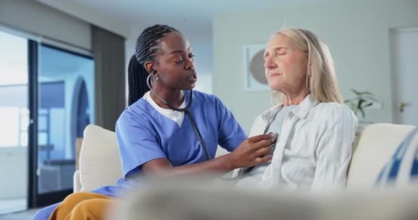 Starsza Kobieta Pielęgniarka Lub Stetoskop Szpitalu Klinice Lub Domu Opieki — Wideo stockowe