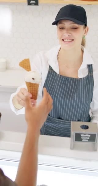 サービスの笑顔で店内の女性 アイスクリーム カウンターのお客様 スナックの手とコーンをお手伝いします デザート ゲラートまたはバニラのプロダクトが付いているウェイトレス サーバーまたはスクーパー — ストック動画