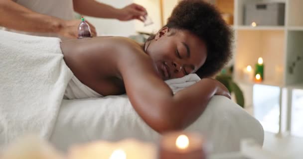 Mulher Terapia Copos Tratamento Dor Nas Costas Relaxar Para Benefícios — Vídeo de Stock