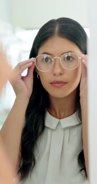 Frau Brille Und Verschreibungspflichtiges Sehvermögen Beim Augenarzt Mit Fassung Check — Stockvideo