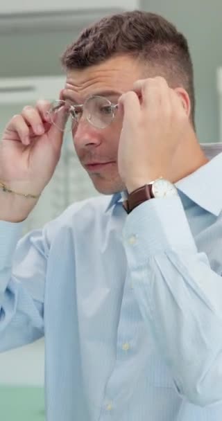Mann Brille Und Optisches Geschäft Für Wahl Entscheidung Und Zufrieden — Stockvideo