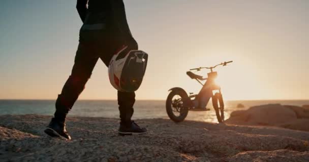 Μοτοσικλέτα Κράνος Και Περπάτημα Στην Παραλία Κατά Ηλιοβασίλεμα Για Ταξιδέψουν — Αρχείο Βίντεο