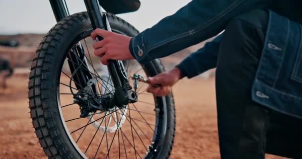 Крупный План Руки Велосипед Ремонта Шины Инструменты Безопасность Передвижения Механик — стоковое видео