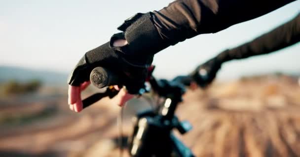 Yakınlaşmak Spor Yaparken Eller Bisiklet Ekstrem Sporlar Doğada Refah Kırılması — Stok video