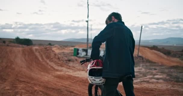 Cyklista Motocykl Muž Helmou Pro Bezpečnost Venkovním Tréninku Pro Extrémní — Stock video