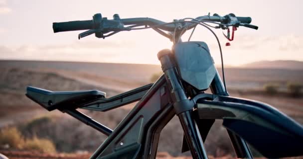 Zachód Słońca Pustynia Road Motocykl Transportu Przygoda Maszyna Wydmie Dla — Wideo stockowe