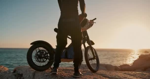 Homme Moto Casque Océan Pour Voyage Voyage Avec Aventure Road — Video