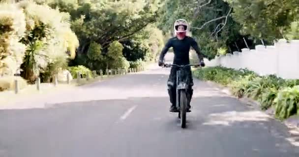 电动车或在公路上或室外道路上的人 用于运输 探险或在街上旅行 在比赛 旅行或挑战中快速骑车的动作 有趣的或无畏的骑手 — 图库视频影像
