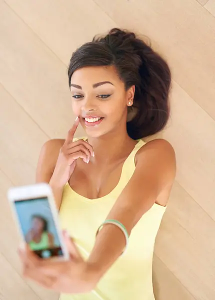 Edellä Makaa Lattialla Ottaen Selfie Teini Tyttö Hymyillen Sosiaalisen Median — kuvapankkivalokuva