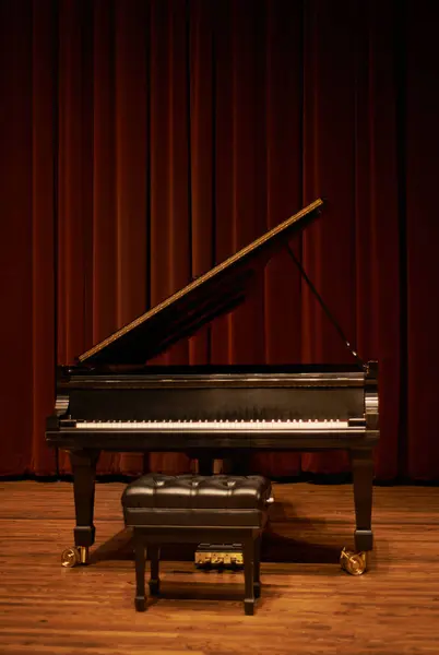 Fortepian Teatr Instrument Muzyczny Muzyki Klasycznej Lub Jazzowej Gotowy Koncert — Zdjęcie stockowe