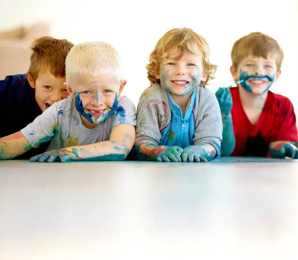 Дети Рисовать Беспорядок Играть Портрет Счастливые Мальчики Детском Саду Весело — стоковое фото