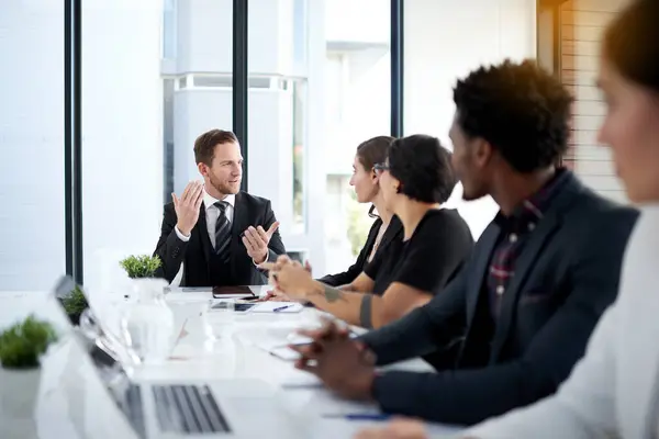 会議室でのミーティング リーダーシップ ビジネスマン アイデア コーポレートプランニング スタートアップオフィスでのレビュー レポート またはB2Bワークショップの会話中のボードルーム — ストック写真