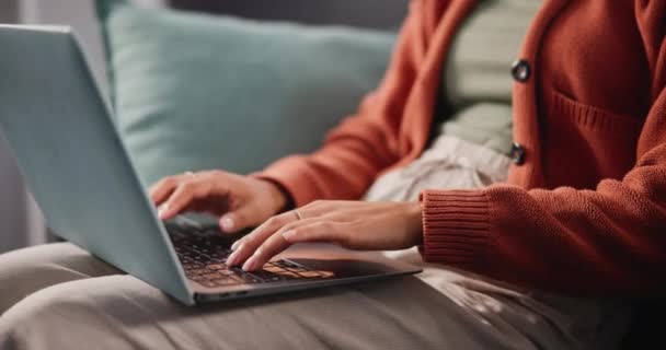 Sofa Ręce Lub Pisanie Laptopie Wyszukiwania Lub Technologii Wiadomościach Stronie — Wideo stockowe