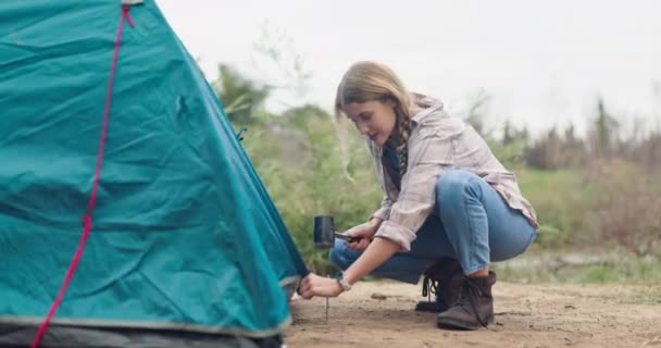Mujer Martillo Camping Con Tienda Aire Libre Naturaleza Supervivencia Aventura — Vídeos de Stock