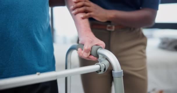 Berjalan Walker Dan Fisioterapi Atau Pasien Untuk Bantuan Dukungan Dan — Stok Video