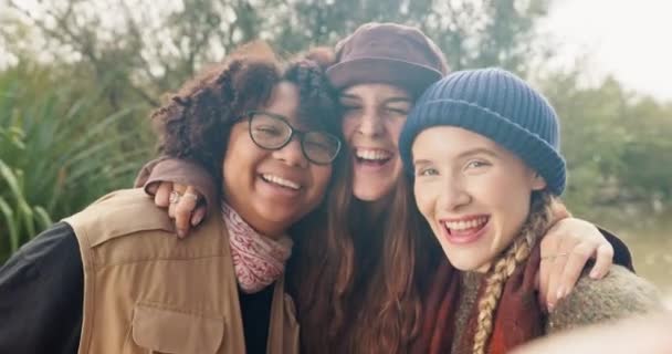Природа Друзі Селфі Жінок Обіймаються Соціальними Медіа Онлайн Пост Подорожують — стокове відео