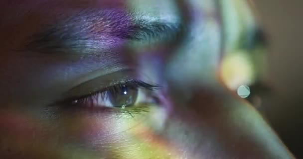 Άνθρωπος Πρόσωπο Και Μάτια Φώτα Ντίσκο Κατάθλιψη Ηχητική Θεραπεία Και — Αρχείο Βίντεο