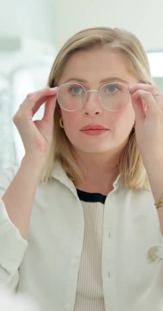 严肃的女人 眼镜和光学商店的选择 并在镜子中看着视觉或视力 客户或个人试用新的框架 对形状或质量感到不满意 — 图库视频影像