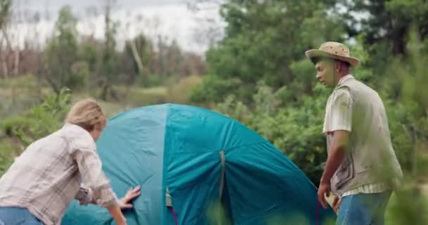 Camping Feliz Pareja Cinco Tienda Campaña Naturaleza Vacaciones Vacaciones Personas — Vídeos de Stock
