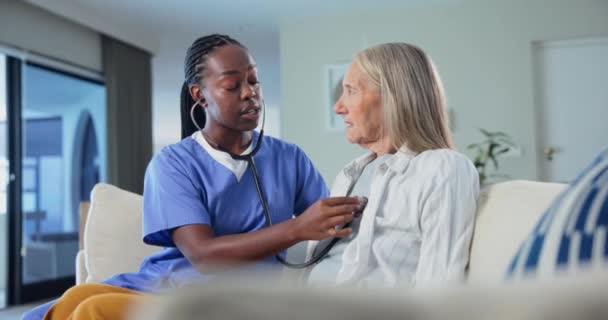 Frau Krankenschwester Und Seniorin Mit Herzfrequenz Untersuchung Oder Überwachung Des — Stockvideo