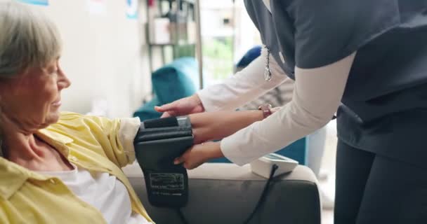 Женщина Медсестра Пациент Аппаратом Артериального Давления Сердечного Ритма Контроля Пульса — стоковое видео