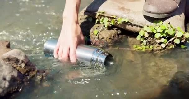 Νερό Μπουκάλι Και Ποτάμι Χέρια Του Πεζοπόρου Για Φυσικό Ποτό — Αρχείο Βίντεο