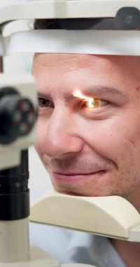 Göz muayenesi, insan ve görüş için optometri glokom, lens ya da iris kontrolü için tıbbi ve sağlık muayenesi. Göz taraması için kırık lamba, ışık veya lazer teknolojisi olan hasta.