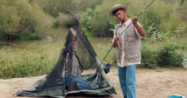 Pria Wanita Dan Tenda Atau Pitching Hutan Untuk Berkemah Alam — Stok Video